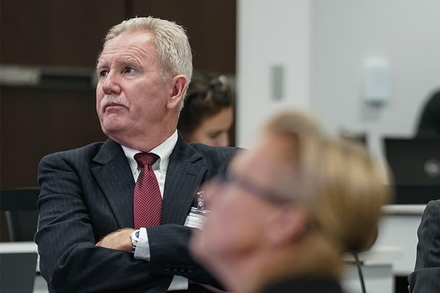 Kirk Milhoan durante una reunión del Comité Asesor sobre Prácticas de Inmunización de los CDC el 18 de septiembre de 2025 en Chamblee, Georgia. (Elijah Nouvelage/Getty Images)