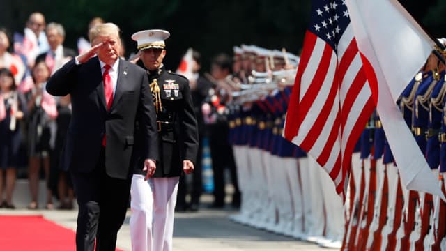TOKIO, JAPÓN - 27 DE MAYO: El presidente de Estados Unidos, Donald Trump, pasa revista a la guardia de honor durante una ceremonia de bienvenida en el Palacio Imperial el 27 de mayo de 2019 en Tokio, Japón. El presidente Trump se encuentra en el tercer día de una visita de Estado de cuatro días a Japón, la primera visita oficial de la era Reiwa del país. Además de una serie de compromisos, el señor Trump fue el invitado de honor en un combate de sumo el domingo y se espera que se reúna con las familias de los secuestrados norcoreanos. (Foto de Issei Kato - Pool/Getty Images).