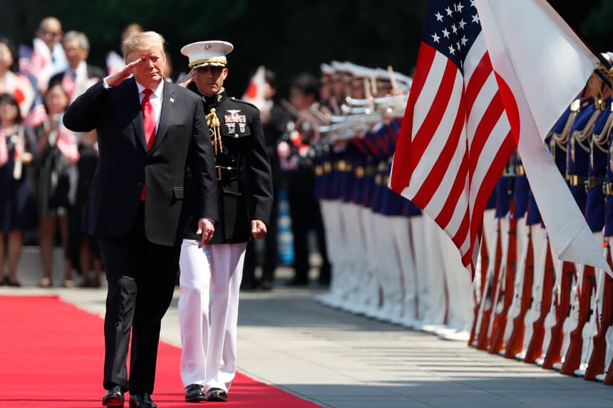 TOKIO, JAPÓN - 27 DE MAYO: El presidente de Estados Unidos, Donald Trump, pasa revista a la guardia de honor durante una ceremonia de bienvenida en el Palacio Imperial el 27 de mayo de 2019 en Tokio, Japón. El presidente Trump se encuentra en el tercer día de una visita de Estado de cuatro días a Japón, la primera visita oficial de la era Reiwa del país. Además de una serie de compromisos, el señor Trump fue el invitado de honor en un combate de sumo el domingo y se espera que se reúna con las familias de los secuestrados norcoreanos. (Foto de Issei Kato - Pool/Getty Images).