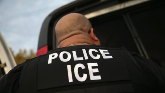 Un agente del Servicio de Inmigración y Control de Aduanas de Estados Unidos (ICE) en Los Ángeles el 14 de octubre de 2015. (John Moore/Getty Images)
