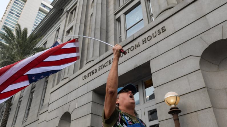 20 estados demandan a Trump por imponer una tarifa de 100,000 dólares a las visas H-1B