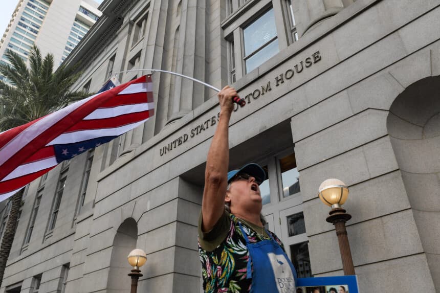 Residentes de Nueva Orleans frente protestante a la Oficina de Aduanas y Protección Fronteriza de los Estados Unidos el 12 de diciembre de 2025 en Nueva Orleans, Luisiana. (Foto de Matthew HATCHER / AFP a través de Getty Images)