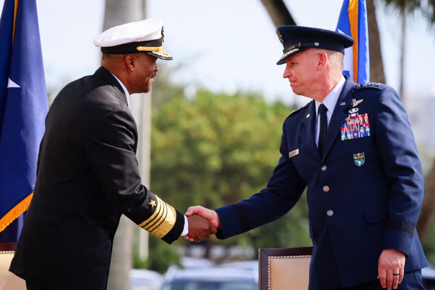 El almirante Alvin Holsey (izquierda) de la Marina de los Estados Unidos estrecha la mano del teniente general Evan L. Pettus de la Fuerza Aérea de los Estados Unidos durante la ceremonia de cesión del mando y jubilación celebrada en la sede del Comando Sur de los Estados Unidos (SOUTHCOM) en Doral, Florida, el 12 de diciembre de 2025. (Eva Marie UZCATEGUI / AFP a través de Getty Images)