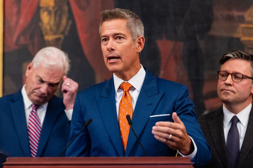El secretario de Transporte de EE. UU., Sean Duffy, habla junto al representante Tom Emmer (R-MN) y el presidente de la Cámara de Representantes de EE. UU., Mike Johnson (R-LA), durante una rueda de prensa en el Capitolio de EE. UU. el 23 de octubre de 2025 en Washington, D. C. (Eric Lee/Getty Images)