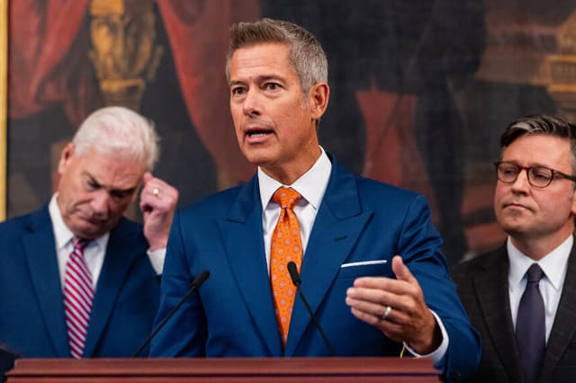 El secretario de Transporte de EE. UU., Sean Duffy, habla junto al representante Tom Emmer (R-MN) y el presidente de la Cámara de Representantes de EE. UU., Mike Johnson (R-LA), durante una rueda de prensa en el Capitolio de EE. UU. el 23 de octubre de 2025 en Washington, D. C. (Eric Lee/Getty Images)