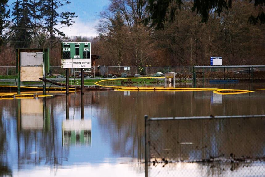Las aguas de la crecida del río Skagit cubren un campo de juego en el parque Riverfront de Sedro-Woolley, Washington, el 12 de diciembre de 2025. Decenas de miles de personas recibieron órdenes de evacuación el 11 de diciembre en el oeste de Norteamérica, después de que varios días de fuertes lluvias provocaran el desbordamiento de los ríos. Las tormentas han azotado durante varios días el estado de Washington, en Estados Unidos, y la Columbia Británica, al otro lado de la frontera canadiense, y los ríos siguen creciendo. (Jason Redmond / AFP vía Getty Images)