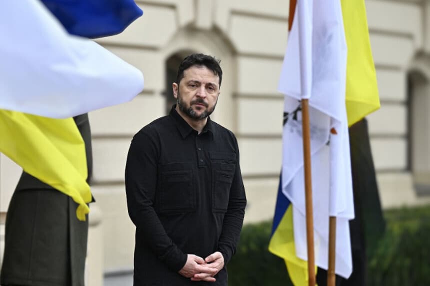 El presidente de Ucrania, Volodymyr Zelensky, observa antes de su reunión con el presidente de Chipre en Kiev el 4 de diciembre de 2025, en medio de la invasión rusa de Ucrania. (Genya SAVILOV / AFP a través de Getty Images)