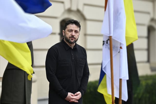 El presidente de Ucrania, Volodymyr Zelensky, observa antes de su reunión con el presidente de Chipre en Kiev el 4 de diciembre de 2025, en medio de la invasión rusa de Ucrania. (Genya SAVILOV / AFP a través de Getty Images)