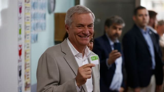 El candidato a la presidencia de Chile por el Partido Republicano y Social Cristiano, José Antonio Kast, muestra su voto este domingo, durante la segunda vuelta presidencial en Chile en Paine, Chile. (EFE/ Elvis González)