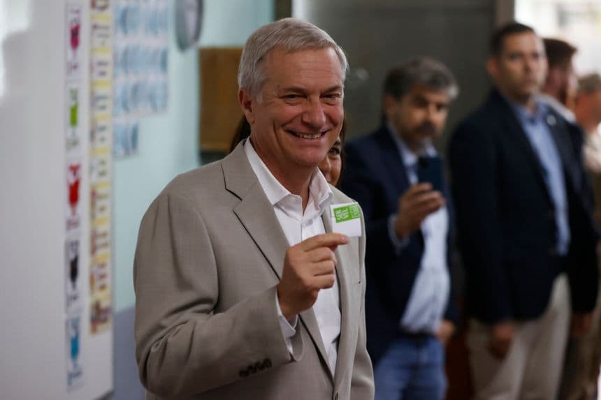 El candidato a la presidencia de Chile por el Partido Republicano y Social Cristiano, José Antonio Kast, muestra su voto este domingo, durante la segunda vuelta presidencial en Chile en Paine, Chile. (EFE/ Elvis González)