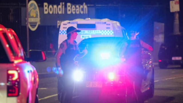 Héroe en tiroteo masivo en Sídney se acerca al tirador por detrás y lo desarma