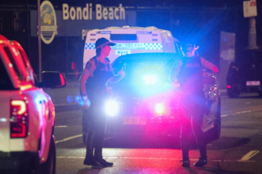 Héroe en tiroteo masivo en Sídney se acerca al tirador por detrás y lo desarma