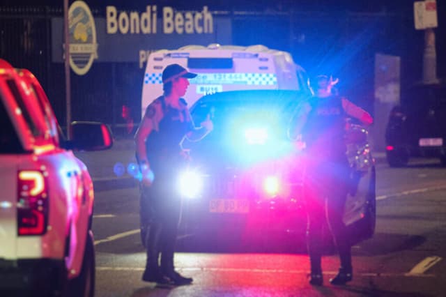 Héroe en tiroteo masivo en Sídney se acerca al tirador por detrás y lo desarma