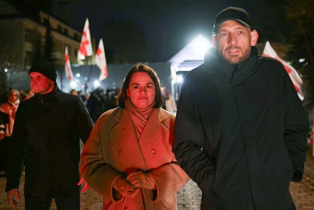Bielorrusia libera a ganador del Nobel y a figuras de la oposición en acuerdo negociado por EE. UU.