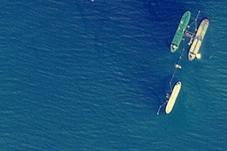 Una imagen satelital muestra el superpetrolero (VLCC) Skipper, que según el grupo británico de gestión de riesgos marítimos Vanguard se cree que fue confiscado el 10 de diciembre, junto con otros buques, frente a Puerto José, Venezuela, el 14 de noviembre de 2025. 2025 (Planet Labs PBC/Handout vía Reuters)