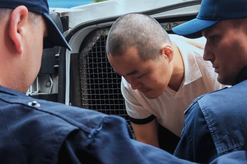 El empresario surcoreano de criptomonedas y cofundador de Terraform Labs (Terra Luna), Do Kwon (C), es llevado a los tribunales en Podgorica el 16 de junio de 2023, tras su detención el 24 de marzo en el aeropuerto internacional de la capital montenegrina. Montenegro acusó a Do Kwon de falsificación por intentar viajar con documentos falsificados en el aeropuerto de Podgorica. (SAVO PRELEVIC/AFP a través de Getty Images)