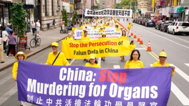 Practicantes de Falun Gong marchan durante un desfile en el que piden el fin de los 25 años de persecución continua del Partido Comunista Chino contra la práctica espiritual, en la ciudad de Nueva York, el 20 de julio de 2024. (Larry Dye/The Epoch Times)