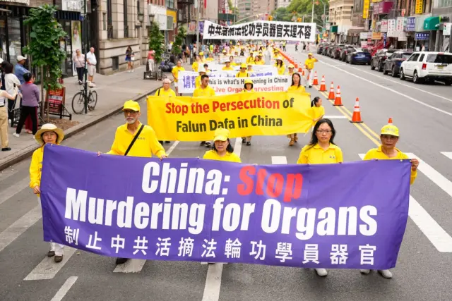 Practicantes de Falun Gong marchan durante un desfile en el que piden el fin de los 25 años de persecución continua del Partido Comunista Chino contra la práctica espiritual, en la ciudad de Nueva York, el 20 de julio de 2024. (Larry Dye/The Epoch Times)