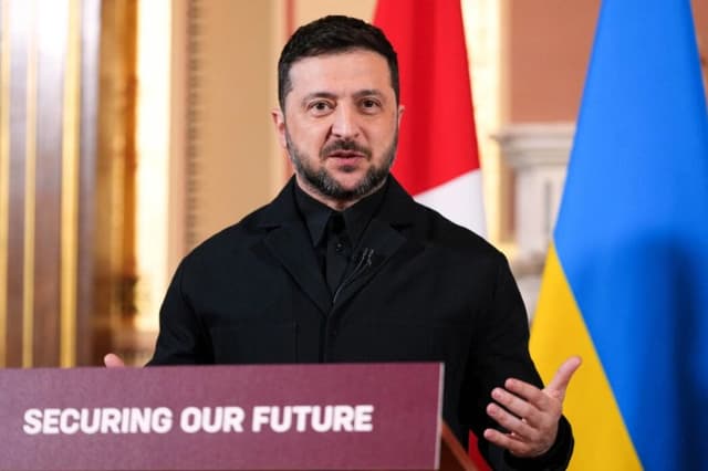 El presidente de Ucrania, Volodímir Zelenski, habla con los medios tras una reunión de la llamada "coalición de los dispuestos" en Londres, Inglaterra, el 24 de octubre de 2025. (Kirsty Wigglesworth - WPA Pool/Getty Images)