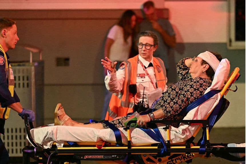 Los servicios de emergencia trasladan a una mujer en camilla a una ambulancia tras un tiroteo en Bondi Beach, Sídney, el 14 de diciembre de 2025. (Saeed KHAN / AFP a través de Getty Images)