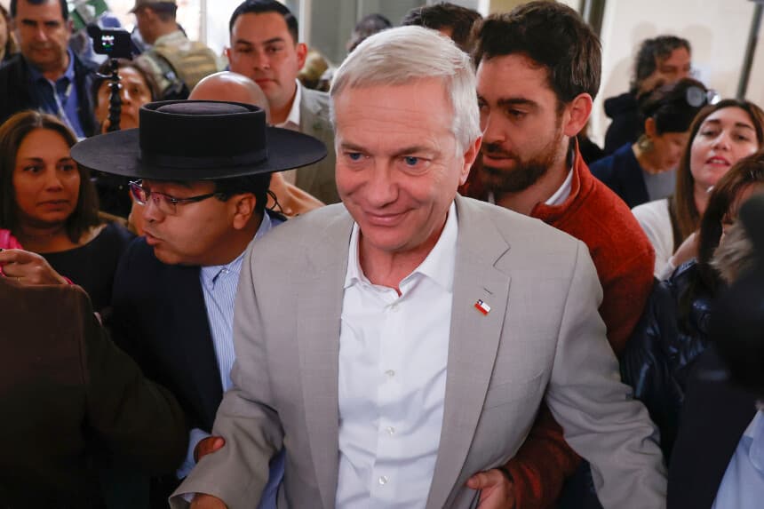 El candidato a la Presidencia de Chile por el Partido Republicano y Social Cristiano, José Antonio Kast, llega a votar este domingo, en Paine (Chile). Kast ganó la Presidencia de Chile, derrotando por un amplio margen de casi 20 puntos a la izquierdista Jeannette Jara, con el 57,4 % de los votos escrutados, según cifras del Servicio Electoral. (EFE/ Elvis González)