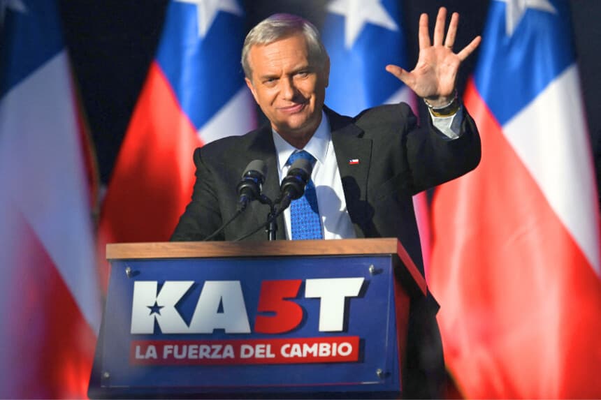 El candidato presidencial chileno José Antonio Kast, del Partido Republicano, saluda a sus seguidores durante el mitin de cierre de campaña en Temuco, Chile, el 11 de diciembre de 2025. (Foto de EITAN ABRAMOVICH / AFP a través de Getty Images)