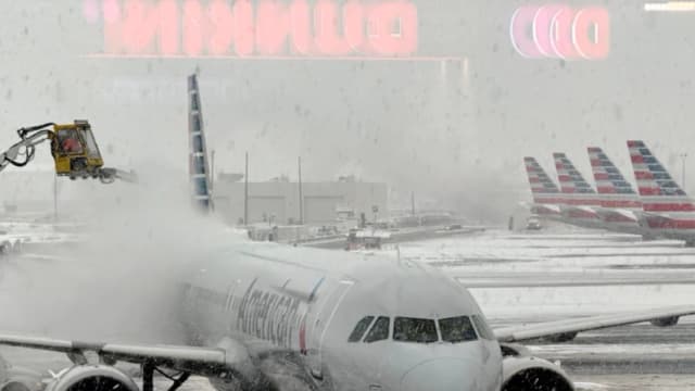 Un avión de American Airlines recibe un tratamiento de deshielo antes de su salida en el Aeropuerto Internacional Newark Liberty, en Newark, Nueva Jersey, el 14 de diciembre de 2025. (T.J. Muscaro/The Epoch Times).