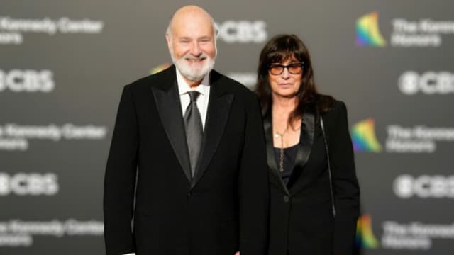 El actor y director estadounidense Rob Reiner y su esposa Michele Reiner asisten a la 46.ª gala de los Kennedy Center Honors en el Kennedy Center for the Performing Arts de Washington D. C., el 3 de diciembre de 2023. (KENT NISHIMURA/AFP vía Getty Images)