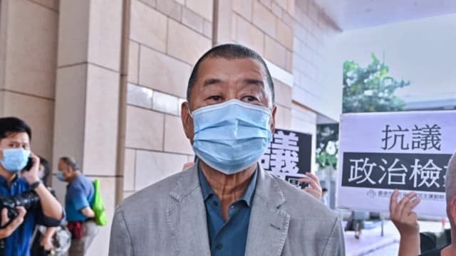 Jimmy Lai a las puertas del Tribunal de Magistrados de West Kowloon, en Hong Kong, el 18 de septiembre de 2020. (Sung Pi-lung/The Epoch Times)