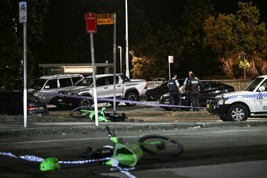 La policía trabaja en el lugar tras un tiroteo en Bondi Beach, Sídney, el 14 de diciembre de 2025. (Saeed KHAN / AFP vía Getty Images)