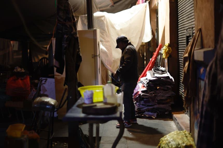 Familias se reúnen en un campamento de personas desalojadas este sábado, en la Ciudad de México (EFE/ Sáshenka Gutiérrez)