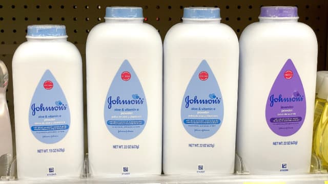 SAN ANSELMO, CALIFORNIA - 5 DE ABRIL: Envases de talco para bebés de Johnson & Johnson expuestos en una estantería de Walgreens el 5 de abril de 2023 en San Anselmo, California. Johnson & Johnson anunció el martes un acuerdo para pagar 8.9 mil millones de dólares a decenas de miles de personas que afirman que los productos de talco de la empresa les provocaron cáncer. (Foto de Justin Sullivan/Getty Images).