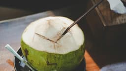 El agua de coco podría ser de gran ayuda para la colitis ulcerosa