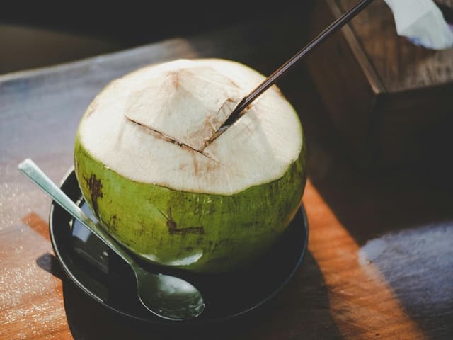 El agua de coco podría ser de gran ayuda para la colitis ulcerosa