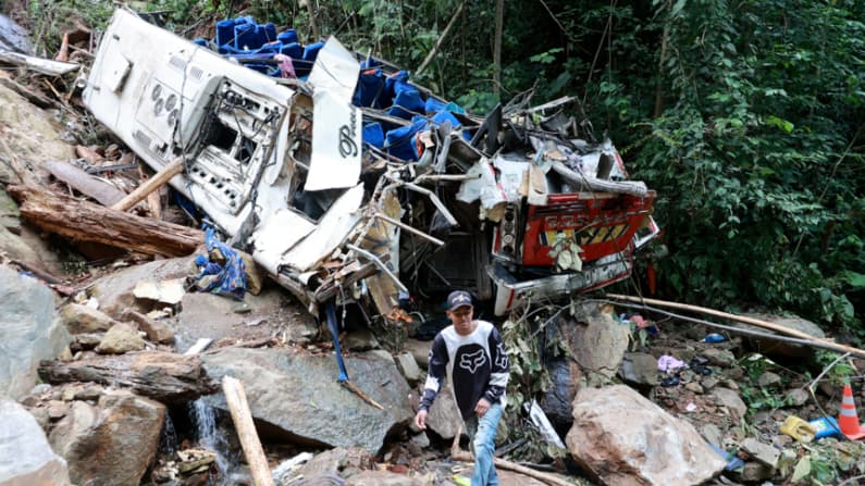 Al menos 16 estudiantes mueren en accidente de autobús durante un viaje de graduación en Colombia