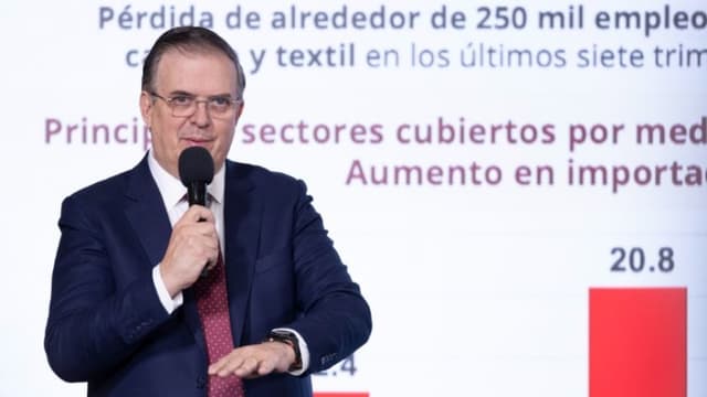 El secretario de Economía, Marcelo Ebrard, durante la conferencia de prensa del 15 de diciembre en Palacio Nacional. (Créditos: Secretaría de Economía)