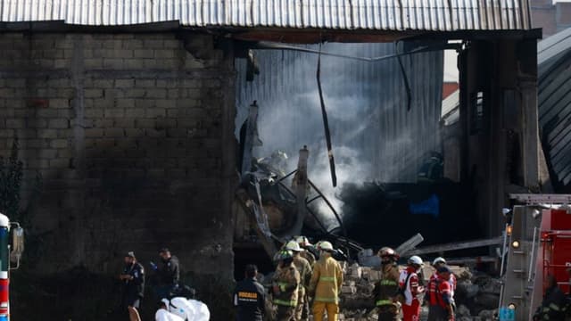 Integrantes de Protección Civil, bomberos y peritos forenses trabajan en la bodega industrial donde cayó una avioneta Cessna Citation 650 este lunes, en el municipio de San Mateo Atenco, en el estado de México, México. (EFE/ Felipe Gutiérrez)