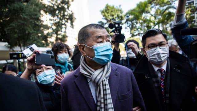 El magnate de los medios de comunicación prodemocráticos de Hong Kong, Jimmy Lai (C), llega al Tribunal de Última Instancia de Hong Kong el 31 de diciembre de 2020 para enfrentarse a la apelación de la fiscalía contra su libertad bajo fianza tras ser acusado en virtud de la nueva ley de seguridad nacional. (ISAAC LAWRENCE / AFP) (Foto de ISAAC LAWRENCE/AFP a través de Getty Images)