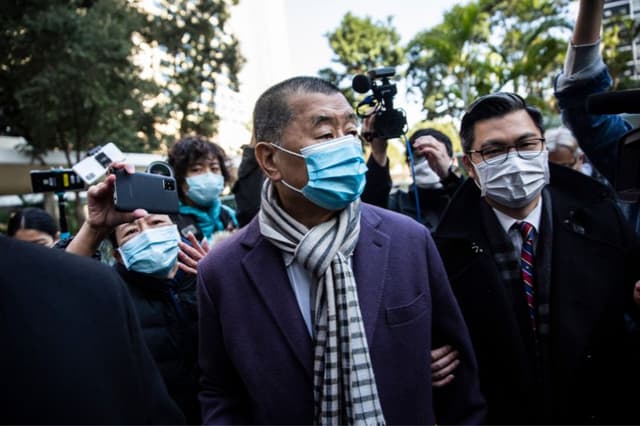 El magnate de los medios de comunicación prodemocráticos de Hong Kong, Jimmy Lai (C), llega al Tribunal de Última Instancia de Hong Kong el 31 de diciembre de 2020 para enfrentarse a la apelación de la fiscalía contra su libertad bajo fianza tras ser acusado en virtud de la nueva ley de seguridad nacional. (ISAAC LAWRENCE / AFP) (Foto de ISAAC LAWRENCE/AFP a través de Getty Images)