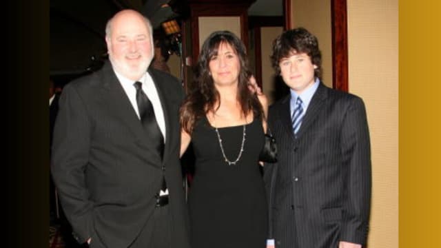 El director Rob Reiner, junto con su esposa, la actriz Michele Singer, y su hijo, llegan a la 59.ª edición de los premios del Sindicato de Directores de América, celebrada en el Hyatt Regency Century Plaza el 3 de febrero de 2007 en Los Ángeles, California. (Foto de Frederick M. Brown/Getty Images).