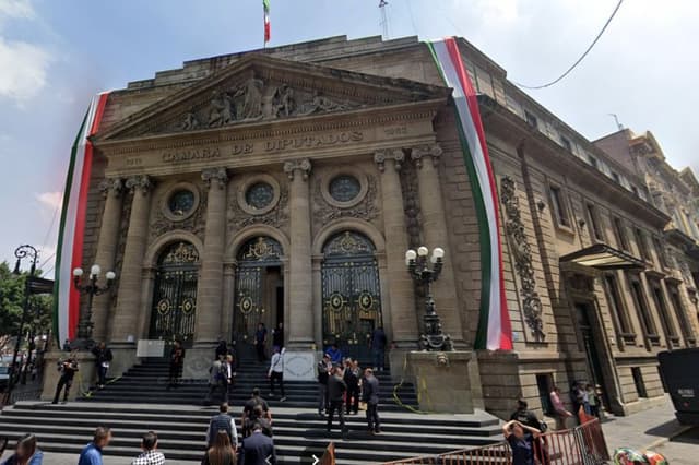 Eliminación de órgano de transparencia causa pelea entre legisladores en Congreso de CDMX