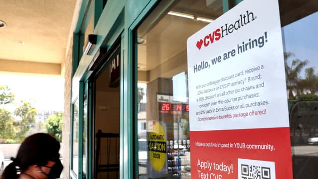 LOS ÁNGELES, CALIFORNIA - 8 DE AGOSTO: Un cartel con el mensaje "¡Hola, estamos contratando!" frente a una tienda CVS el 8 de agosto de 2022 en Los Ángeles, California. Según los informes, CVS Health Corp. tiene previsto presentar una oferta por la plataforma sanitaria Signify Health Inc., ya que CVS pretende ampliar sus servicios de atención médica a domicilio. (Foto de Mario Tama/Getty Images).