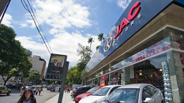 Los automóviles importados fabricados por el fabricante chino JAC Motors se exhiben en un concesionario de automóviles el 16 de septiembre de 2011 en Río de Janeiro, Brasil. (ANTONIO SCORZA/AFP a través de Getty Images)