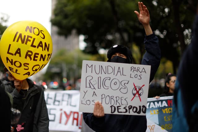 Una persona sostiene un cartel durante una marcha contra la gentifricación este lunes, en Ciudad de México (EFE/ Sáshenka Gutiérrez)