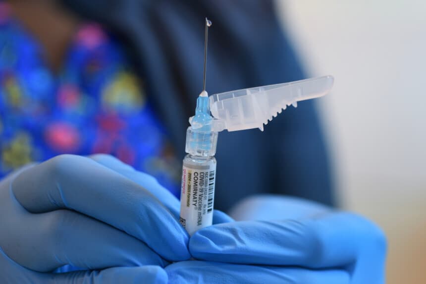 En esta ilustración fotográfica, Ruth Jones, enfermera especializada en inmunización, sostiene una vacuna contra la COVID-19 de Pfizer-BioNTech (nombre comercial: Comirnaty) en el Centro de Salud Borinquen el 29 de mayo de 2025 en Miami, Florida. (Ilustración fotográfica de Joe Raedle/Getty Images)