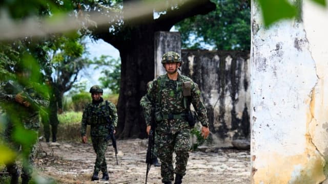 Soldados colombianos patrullan un sendero ilegal en la frontera entre Colombia y Venezuela, cerca de Cúcuta, departamento de Norte de Santander, Colombia, el 12 de diciembre de 2025. (Schneyder Mendoza/AFP vía Getty Images)