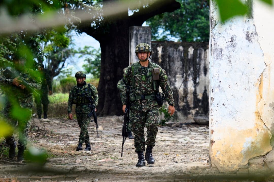 Soldados colombianos patrullan un sendero ilegal en la frontera entre Colombia y Venezuela, cerca de Cúcuta, departamento de Norte de Santander, Colombia, el 12 de diciembre de 2025. (Schneyder Mendoza/AFP vía Getty Images)
