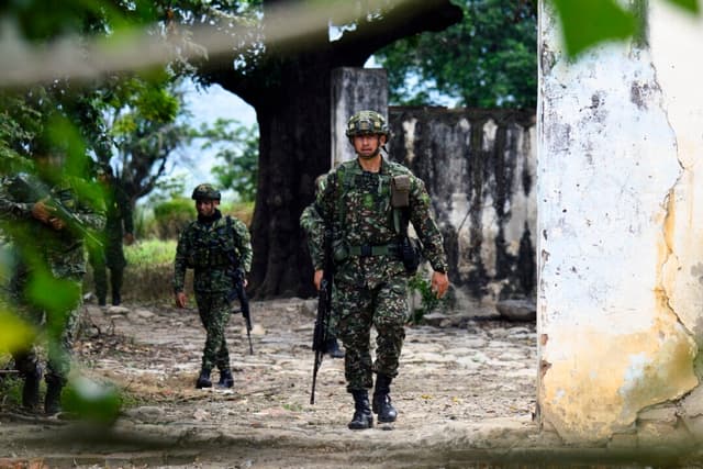 Soldados colombianos patrullan un sendero ilegal en la frontera entre Colombia y Venezuela, cerca de Cúcuta, departamento de Norte de Santander, Colombia, el 12 de diciembre de 2025. (Schneyder Mendoza/AFP vía Getty Images)