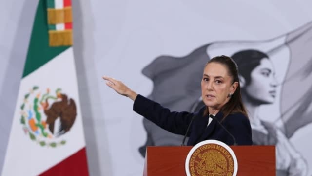 La presidenta de México, Claudia Sheinbaum, habla este lunes, durante una rueda de prensa en el Palacio Nacional de la Ciudad de México, México. (EFE/Mario Guzmán)
