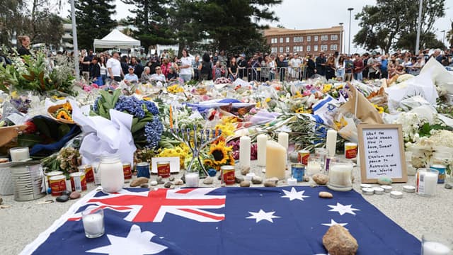 La bandera de Australia junto a las ofrendas florales frente al Bondi Pavilion en Sídney el 16 de diciembre de 2025, en honor a las víctimas del tiroteo de Bondi Beach. (Foto de DAVID GRAY / AFP a través de Getty Images)